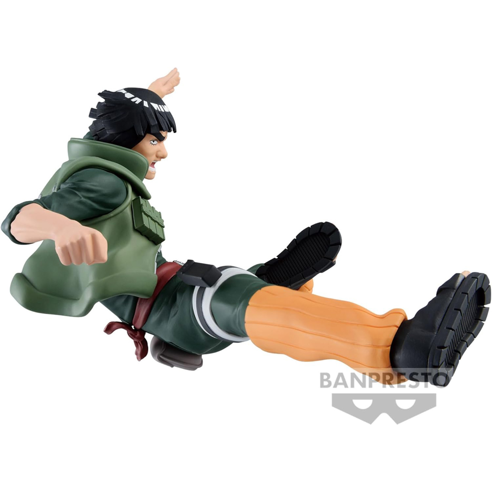 Figura de anime en pose de acción, traje verde, calentadores naranjas, zapatos negros, fondo blanco.