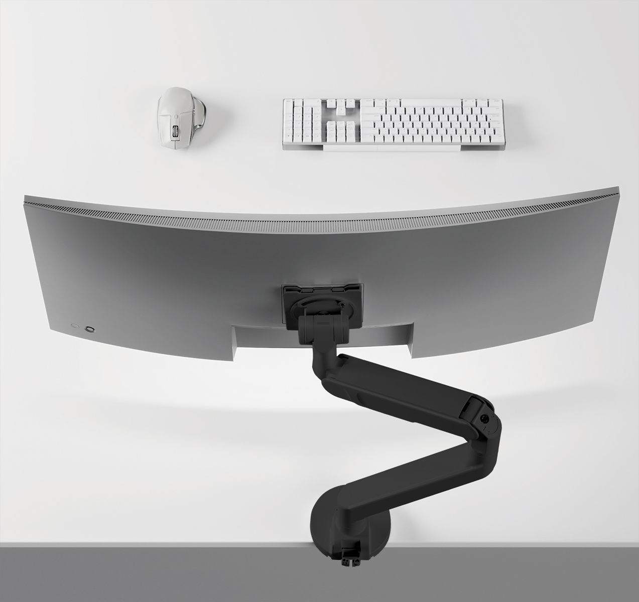 Ein gebogener Monitor, montiert an einem schwarzen, verstellbaren Arm, Tastatur und Maus auf weißer Oberfläche.
