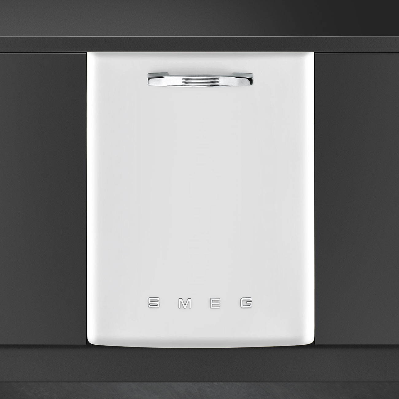 Lavavajillas Smeg blanco integrado con asa de acero inoxidable. Fondo gris oscuro.
