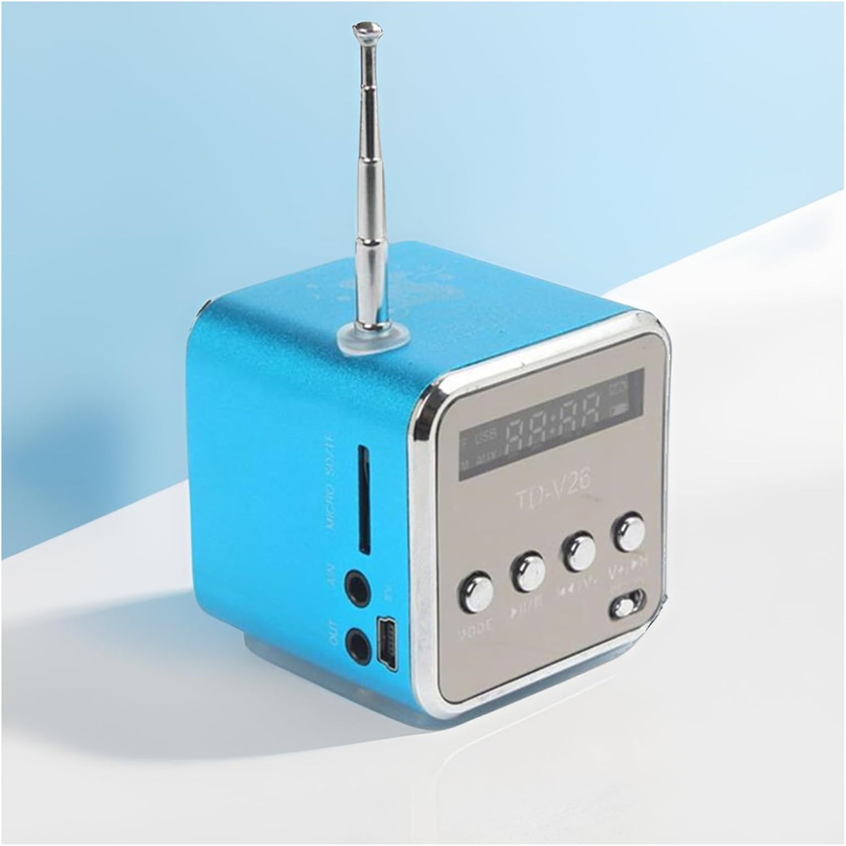 Ein kleines blaues, würfelförmiges Radio mit silberner Antenne und Digitalanzeige.