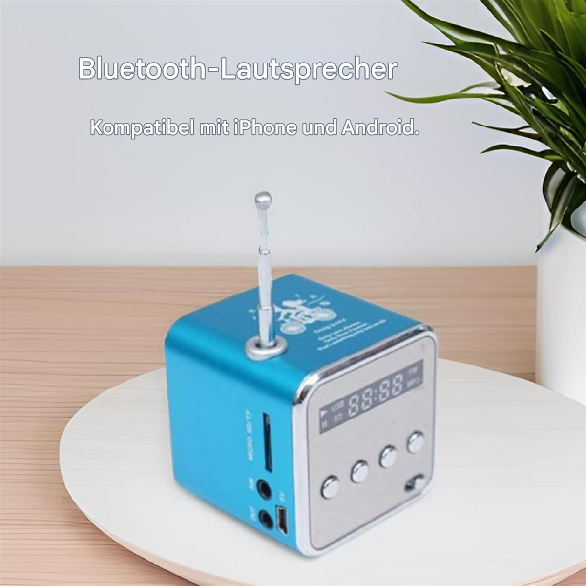 Ein blauer Bluetooth-Lautsprecher mit kleiner Antenne. Der Bildschirm zeigt eine Uhrzeit an.