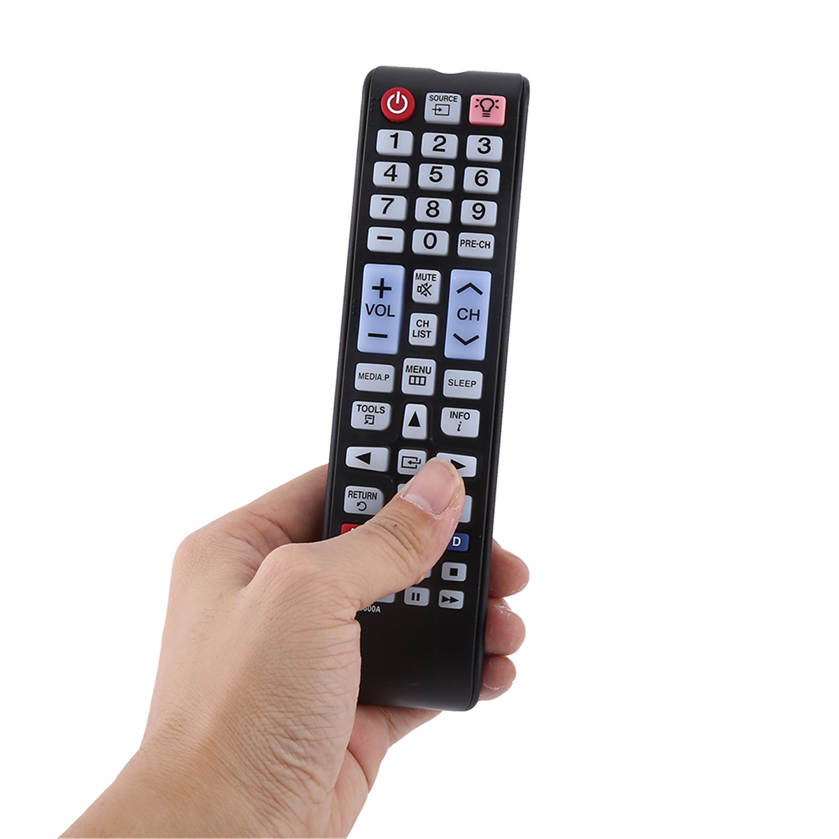 Eine Hand hält eine schwarze Fernbedienung mit verschiedenen Tasten für einen Fernseher.