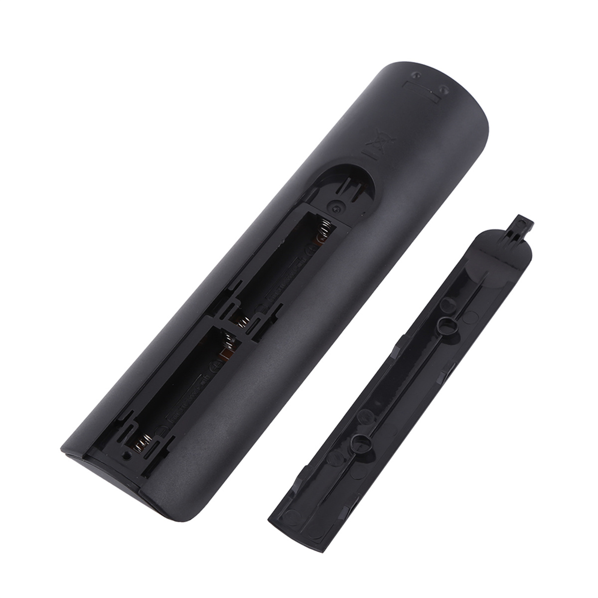Schwarze Fernbedienung mit offenem Batteriefach. Weißer Hintergrund.
