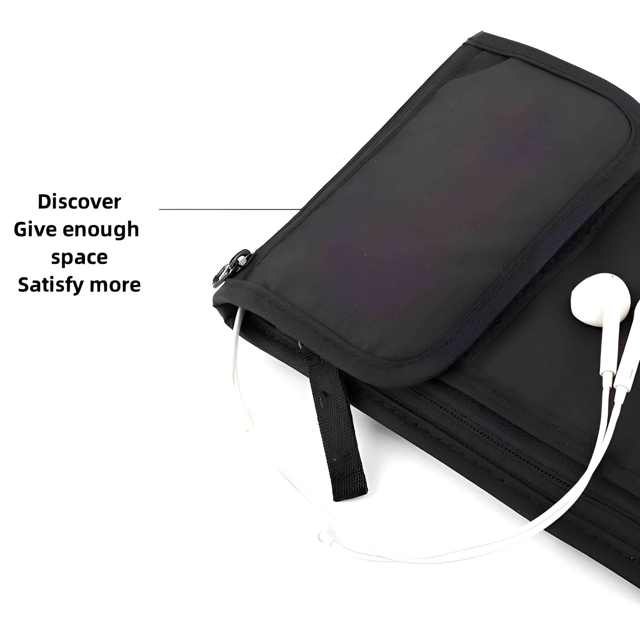 Eine schwarze Tasche mit Text und kabelgebundenen Kopfhörern. Der Text lautet 'Discover Give enough space Satisfy more'.