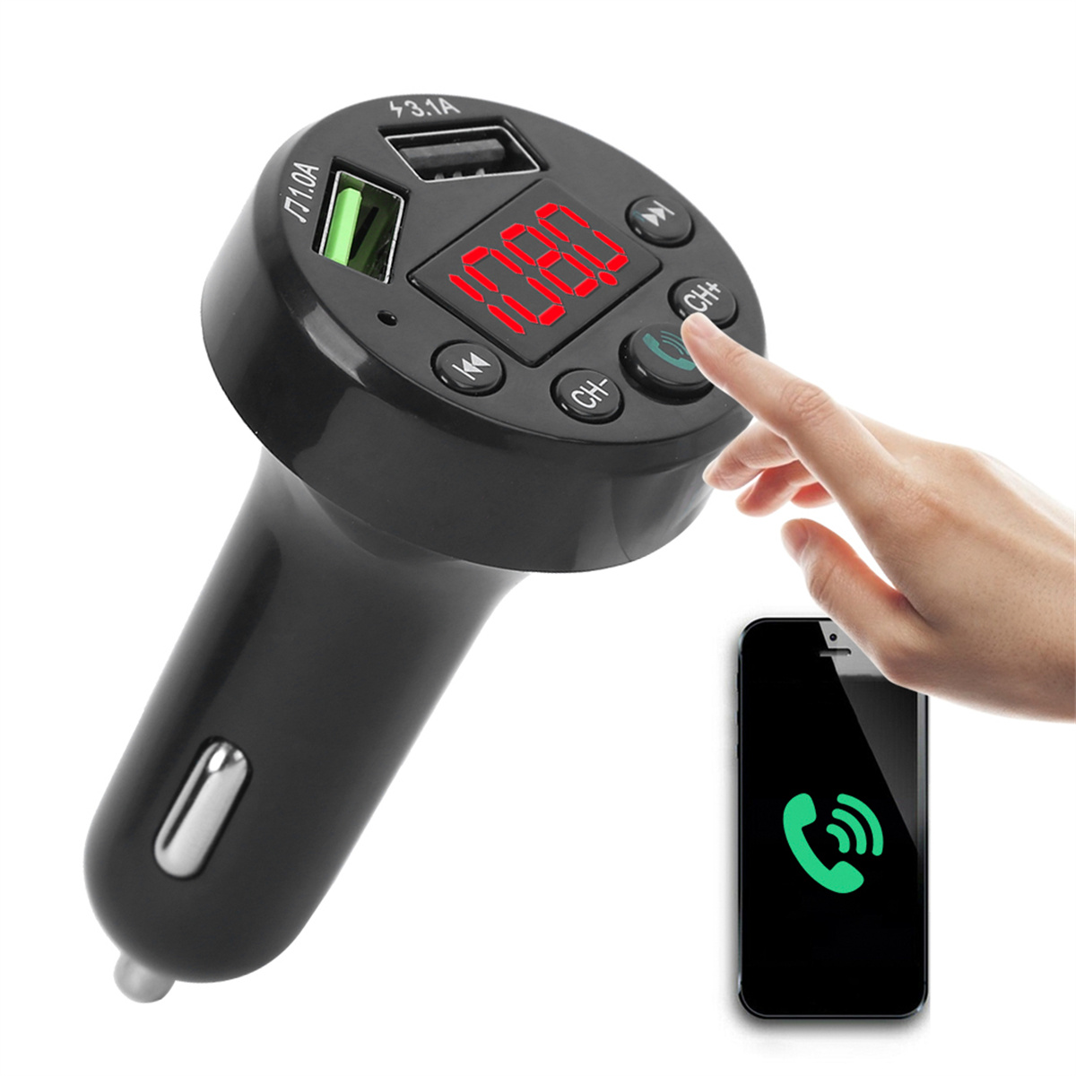 Schwarzes Autoladegerät mit USB-Anschlüssen und Digitalanzeige, Hand berührt es und zeigt Kanalnummer.