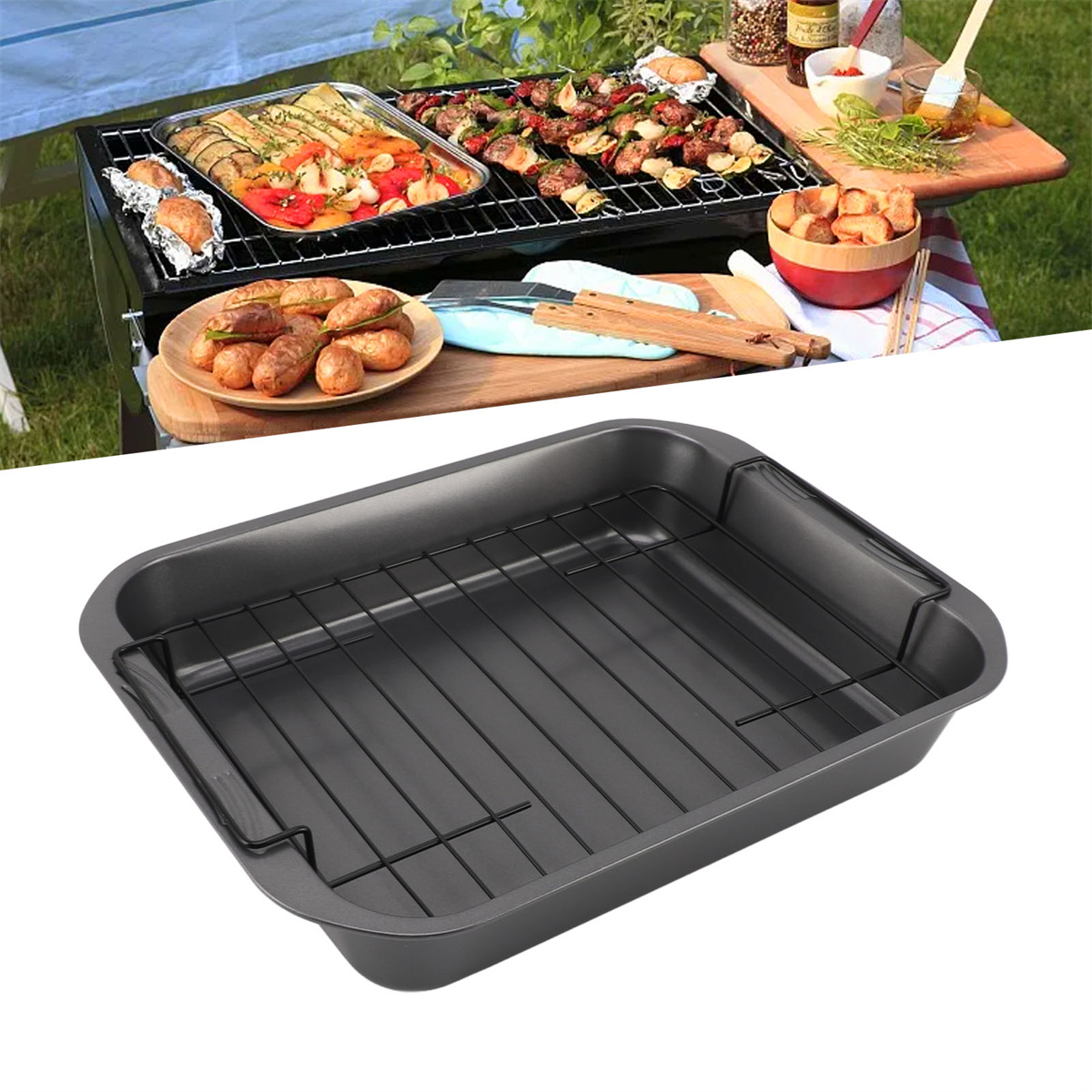 Grill mit gekochtem Essen, Backblech und Holzschneidebrett mit Essen auf dem Rasen.