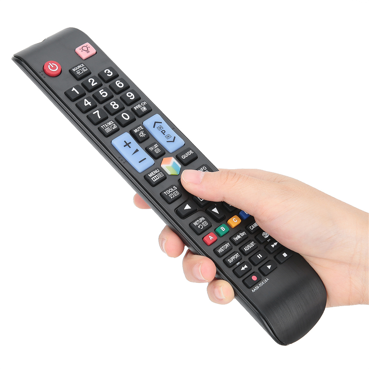 Eine Hand, die eine schwarze TV-Fernbedienung mit mehreren Tasten hält.