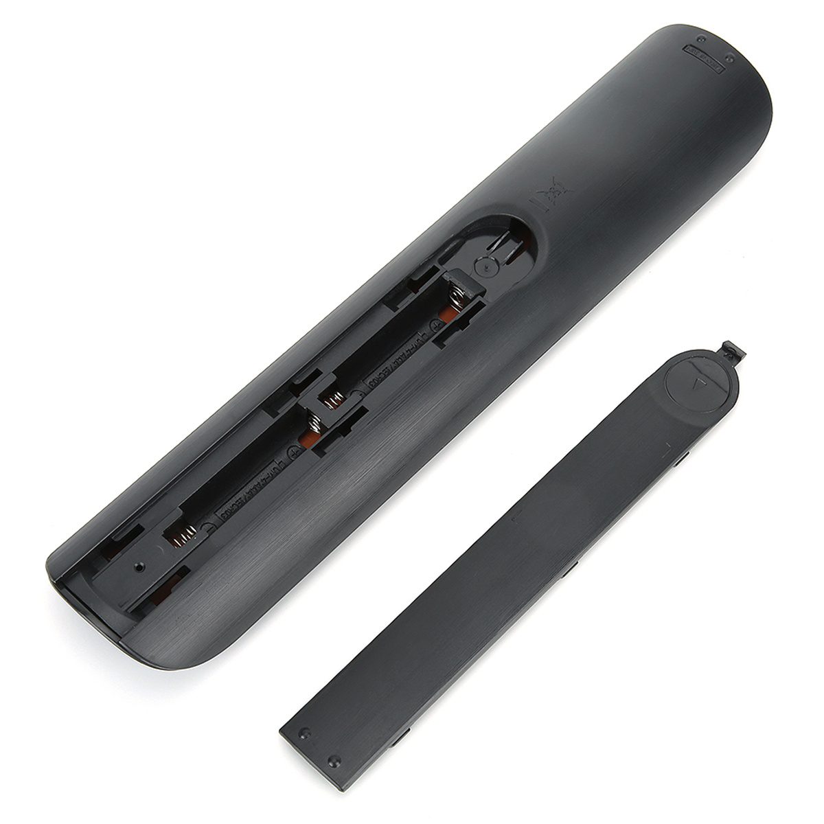 Rückseite einer schwarzen TV-Fernbedienung, mit geöffnetem Batteriefach, das Innere zeigend.