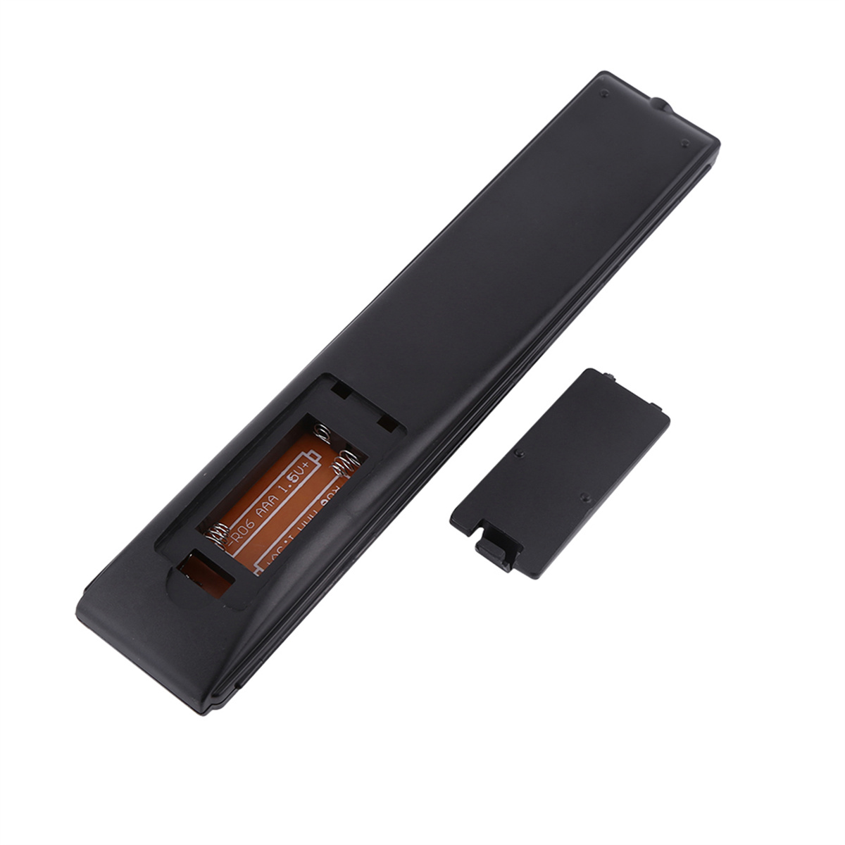 Die Rückseite einer schwarzen Fernbedienung, mit geöffnetem Batteriefach.
