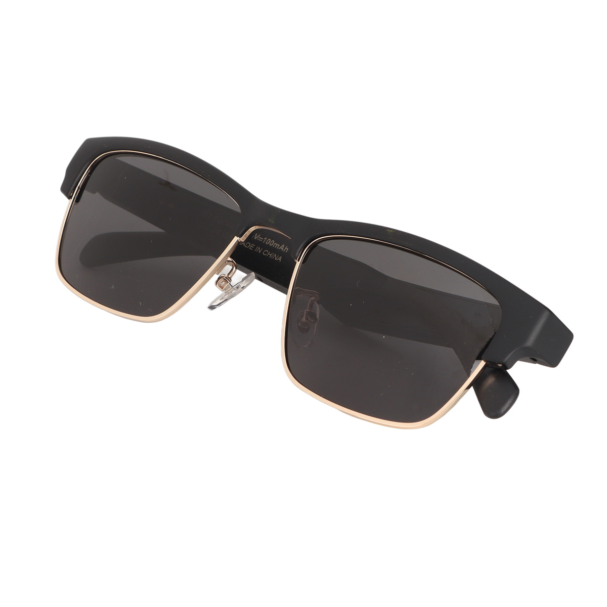 Sonnenbrille mit schwarzem Rahmen und dunklen Gläsern, mit goldfarbenem Metallakzent.