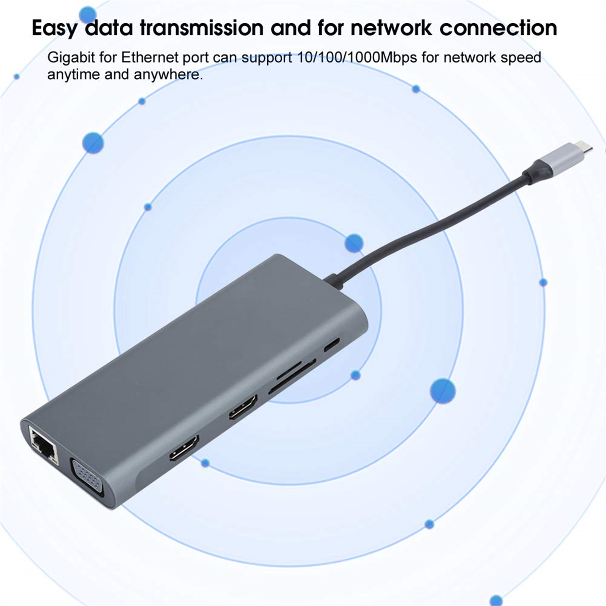 Ein grauer USB-C-Hub mit mehreren Anschlüssen, vor hellblauem Hintergrund.