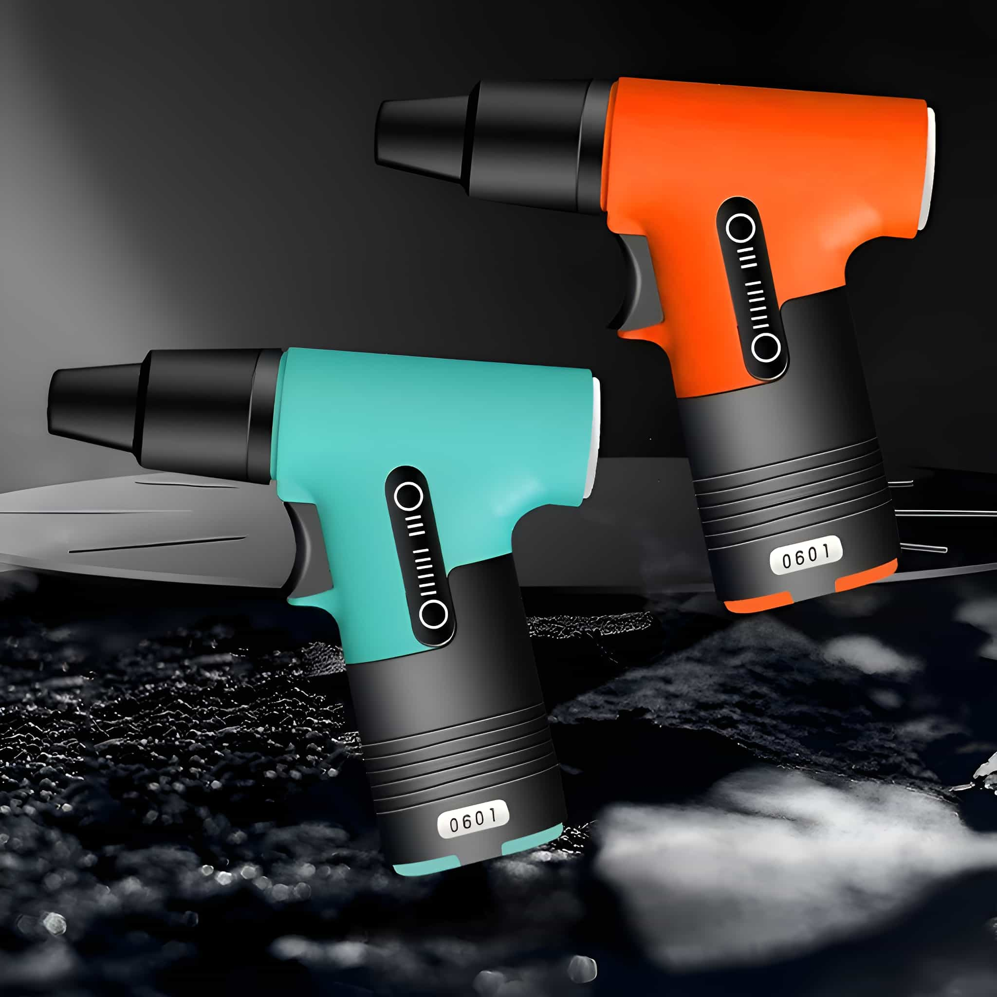 Zwei schnurlose Heißluftpistolen, eine orange, eine türkis, auf dunklem Hintergrund. Schwarze Düsen.