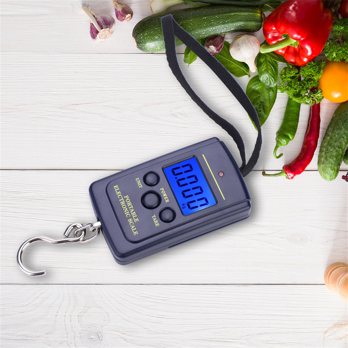 Digitale tragbare elektronische Waage mit Haken und Riemen. Weißer Hintergrund.