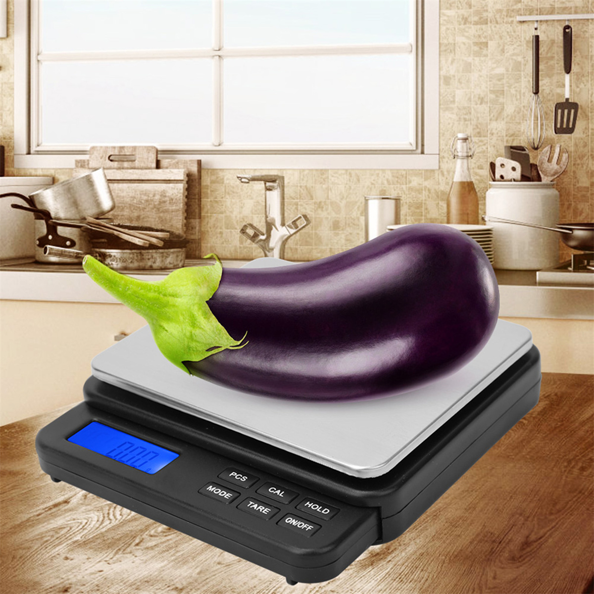 Eine Aubergine auf einer Digitalwaage. Die Waage zeigt ein Gewicht von 0,00 an.