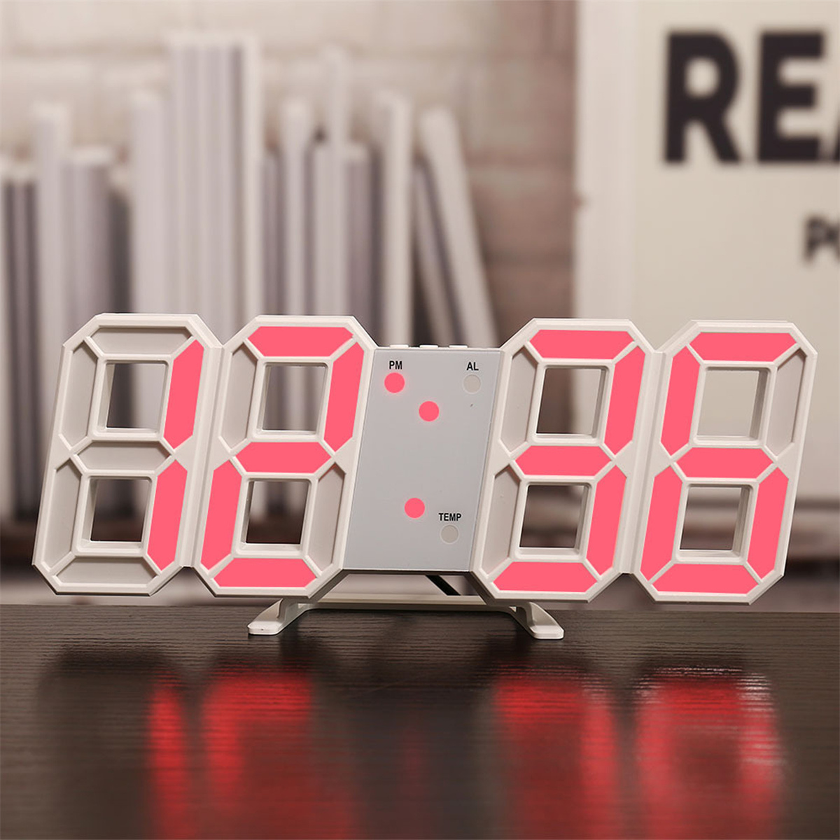 Eine Digitaluhr, die 08:08 anzeigt, mit rosa Ziffern und einem weißen Rahmen.