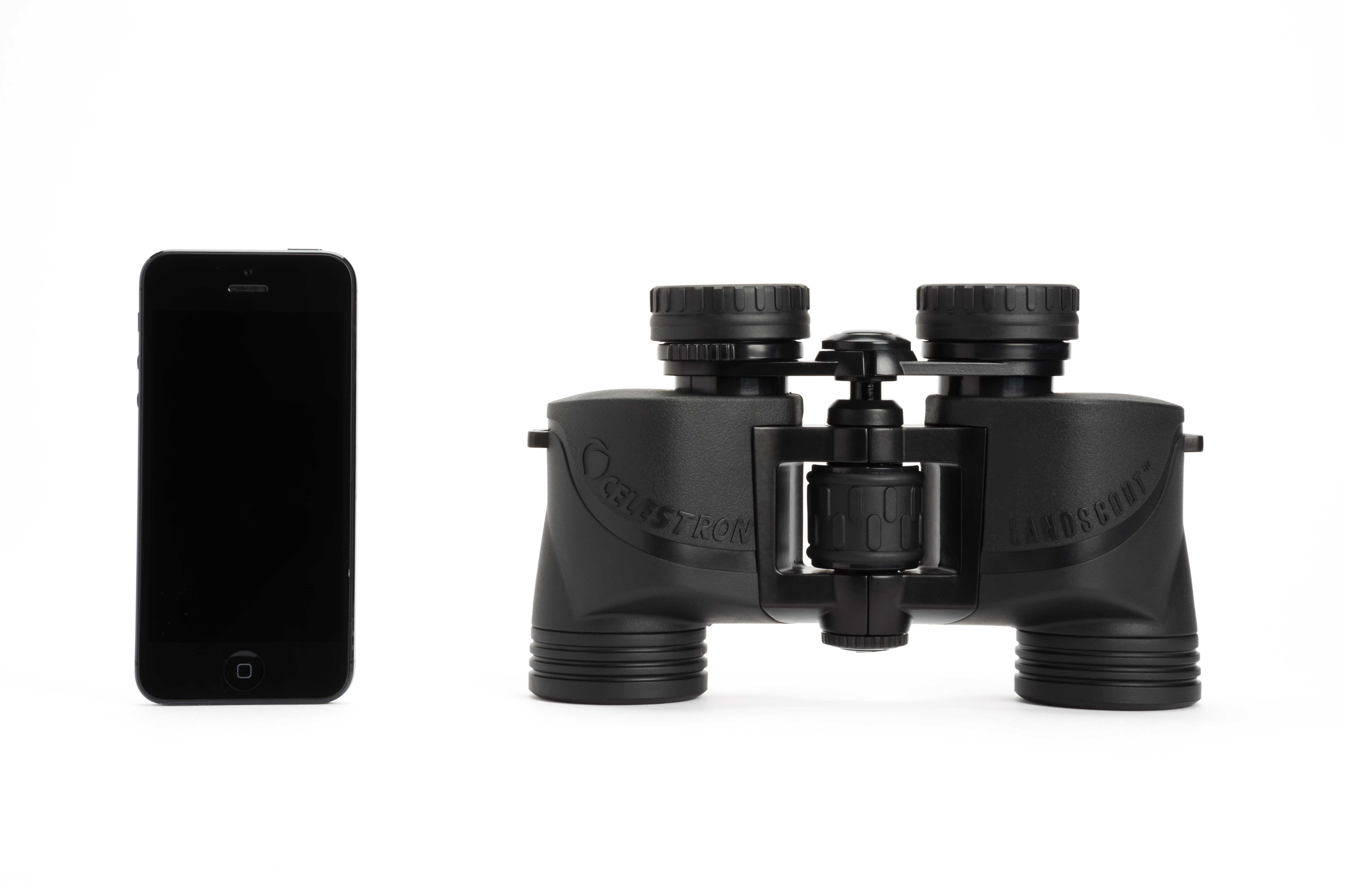 Schwarzes Fernglas neben einem schwarzen Smartphone auf weißem Hintergrund.