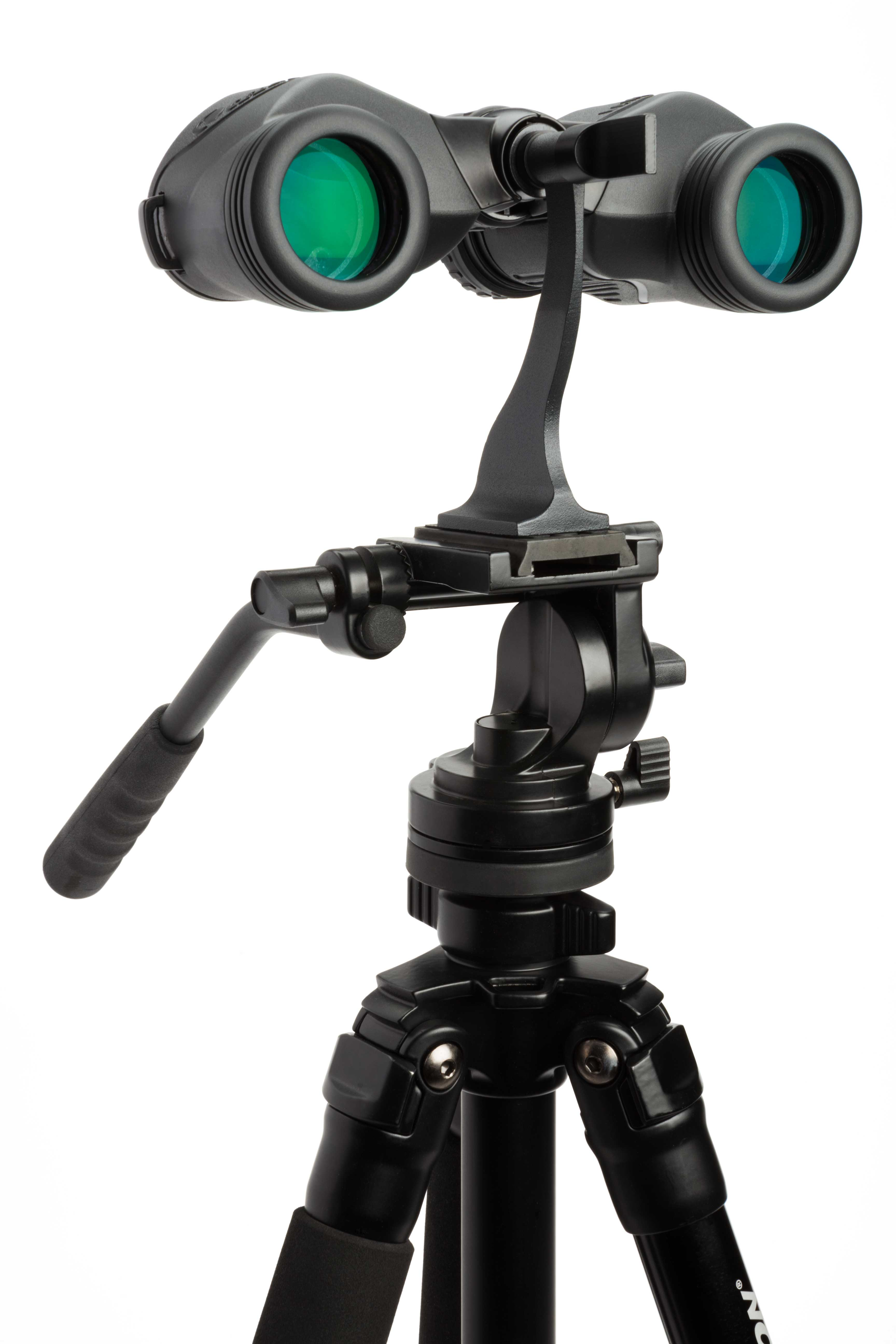 Schwarzes Fernglas auf einem schwarzen Stativ montiert. Grüne Linsen und ein Griff sind sichtbar.
