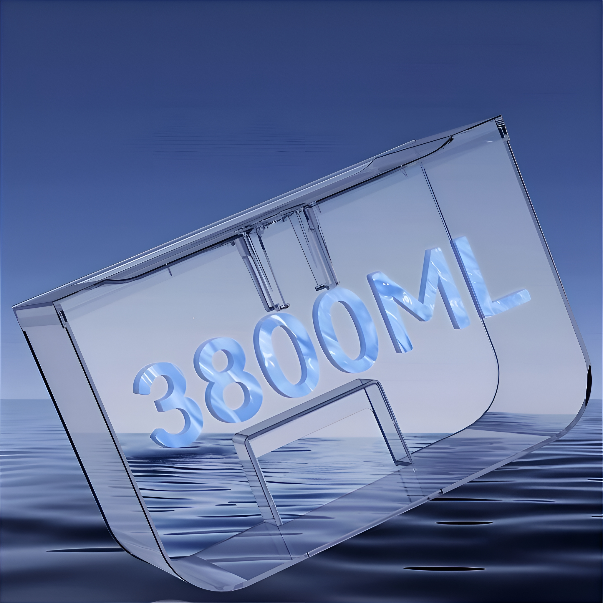 Ein transparenter Kunststoffbehälter mit dem Text "3800ML" in Blau, platziert auf einer wasserähnlichen Oberfläche.