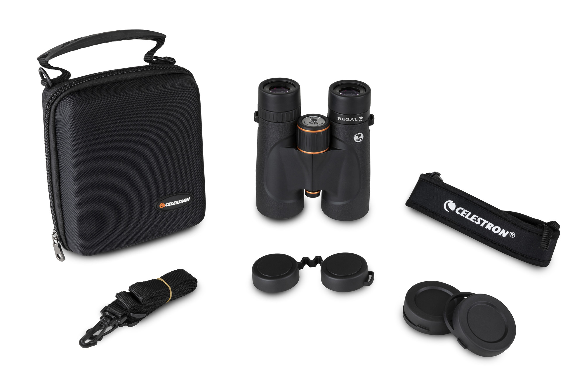 Fernglas und Zubehör. Schwarze Tasche, Riemen, Objektivdeckel auf Weiß.