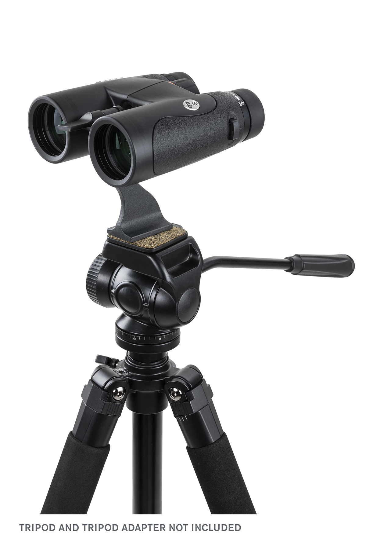 Schwarzes Fernglas auf einem Stativ, mit Stativadapter, vor weißem Hintergrund.