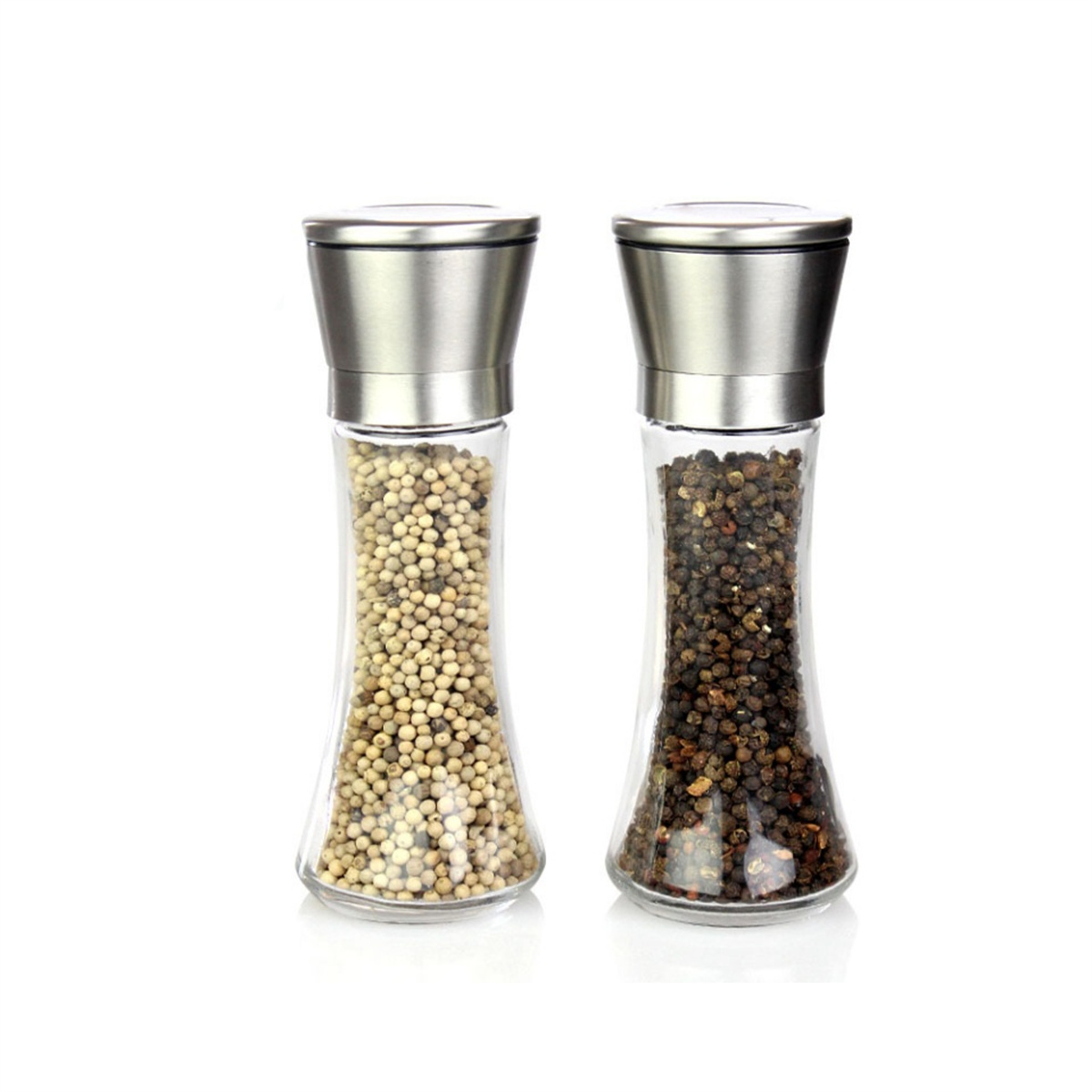 Zwei Glas-Pfeffermühlen, eine mit weißem Pfeffer, die andere mit schwarzem Pfeffer.