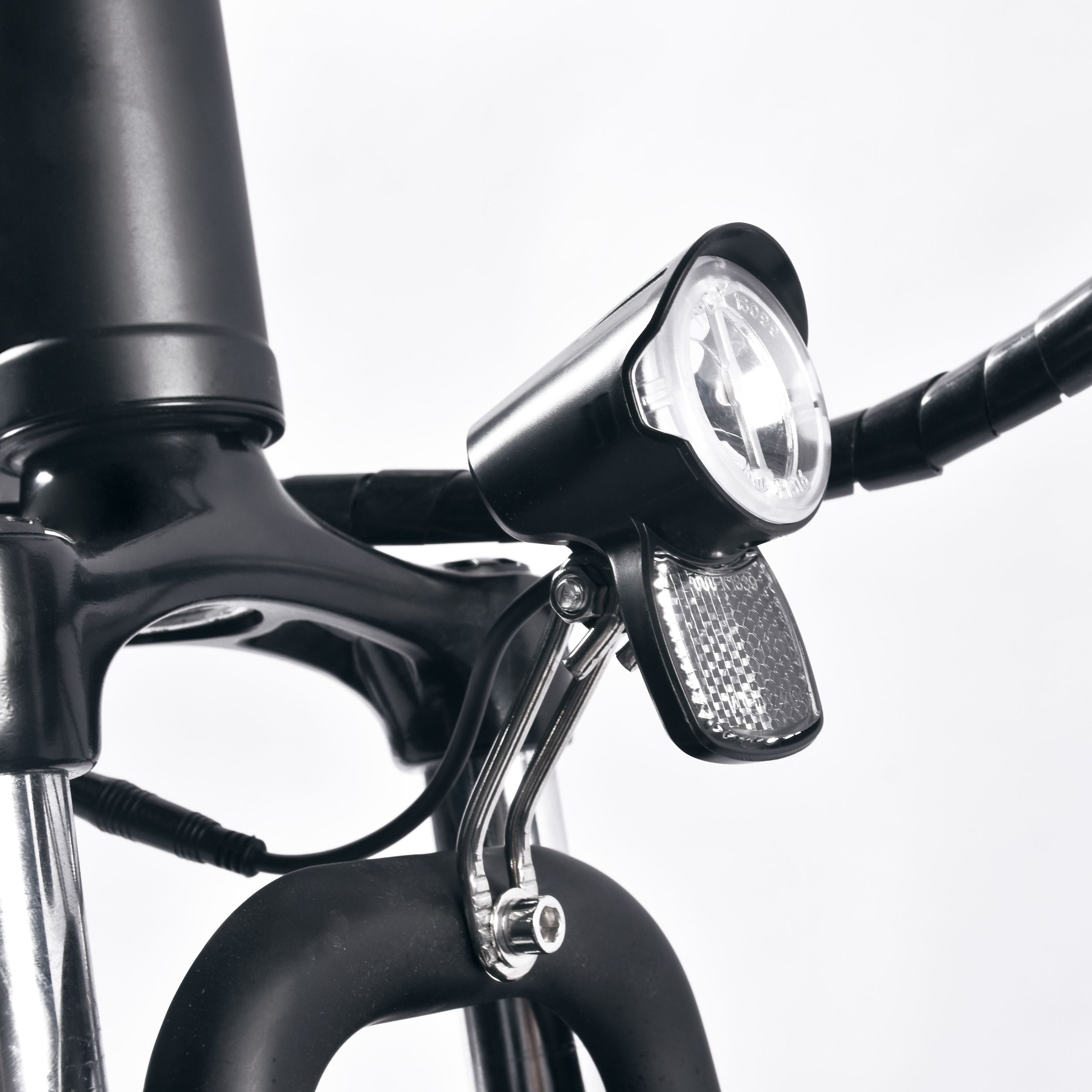 Nahaufnahme der Fahrradfront, mit Licht, Reflektor und Lenker.