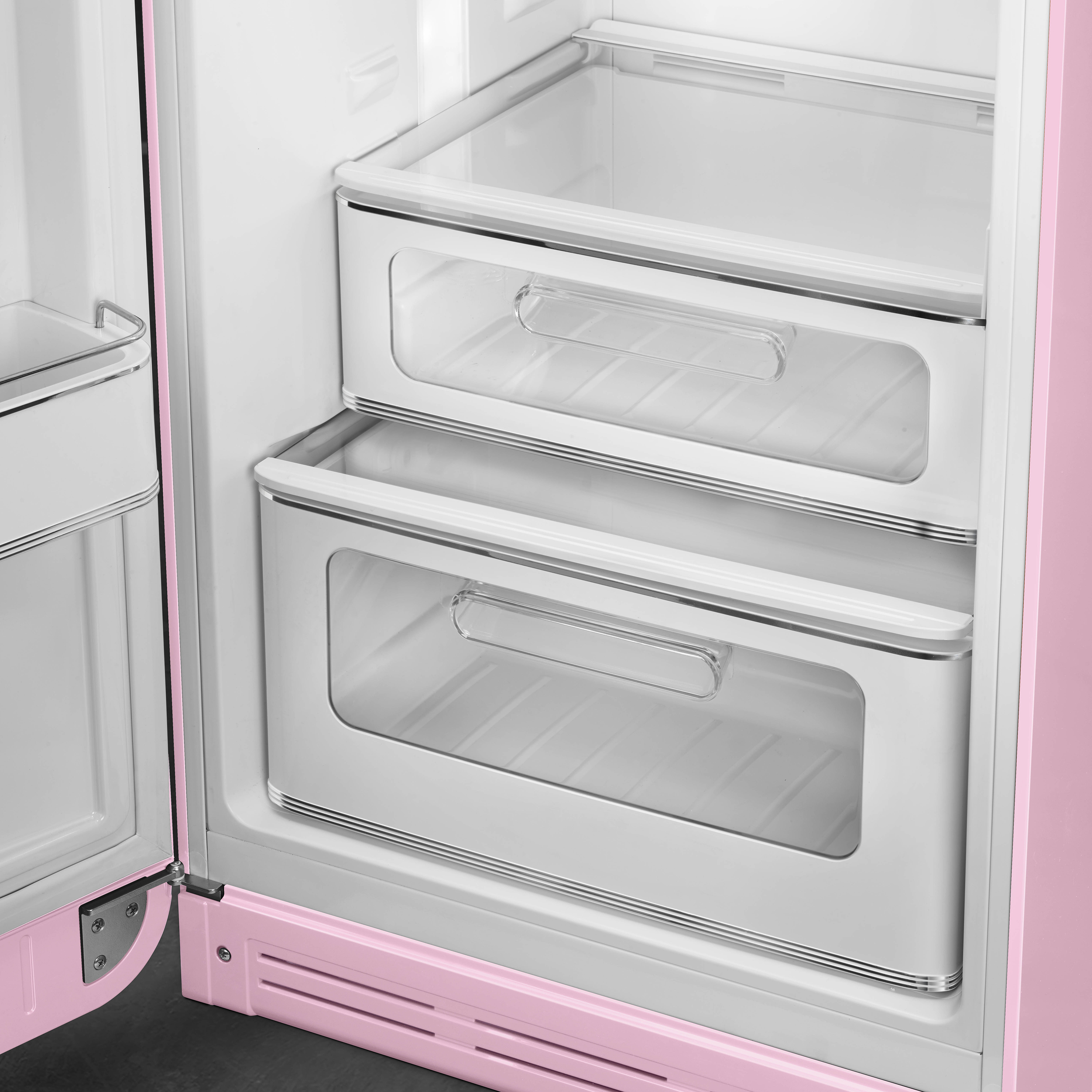 Refrigerador rosa abierto con dos cajones transparentes. El interior es blanco.