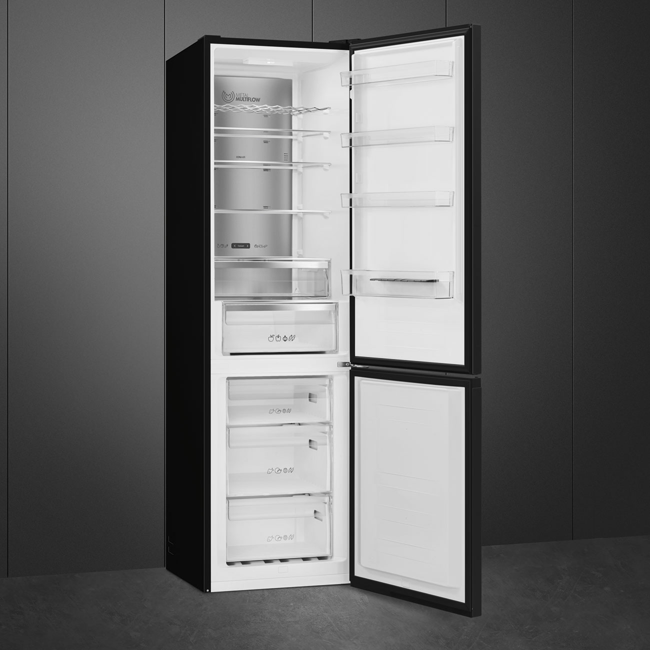 Czarna lodówka z otwartymi drzwiami. Wewnętrzne półki, szuflady i tylna ściana ze stali nierdzewnej.