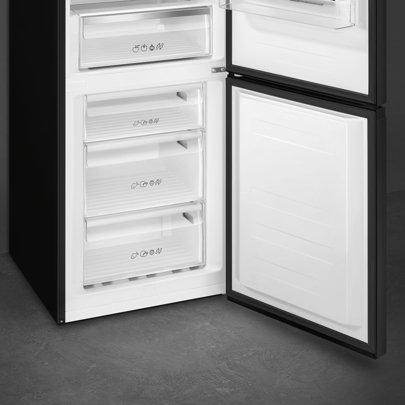Lodówka z otwartymi drzwiami, pokazująca półki i szuflady. Ciemnoszary zewnętrzny, białe wnętrze.