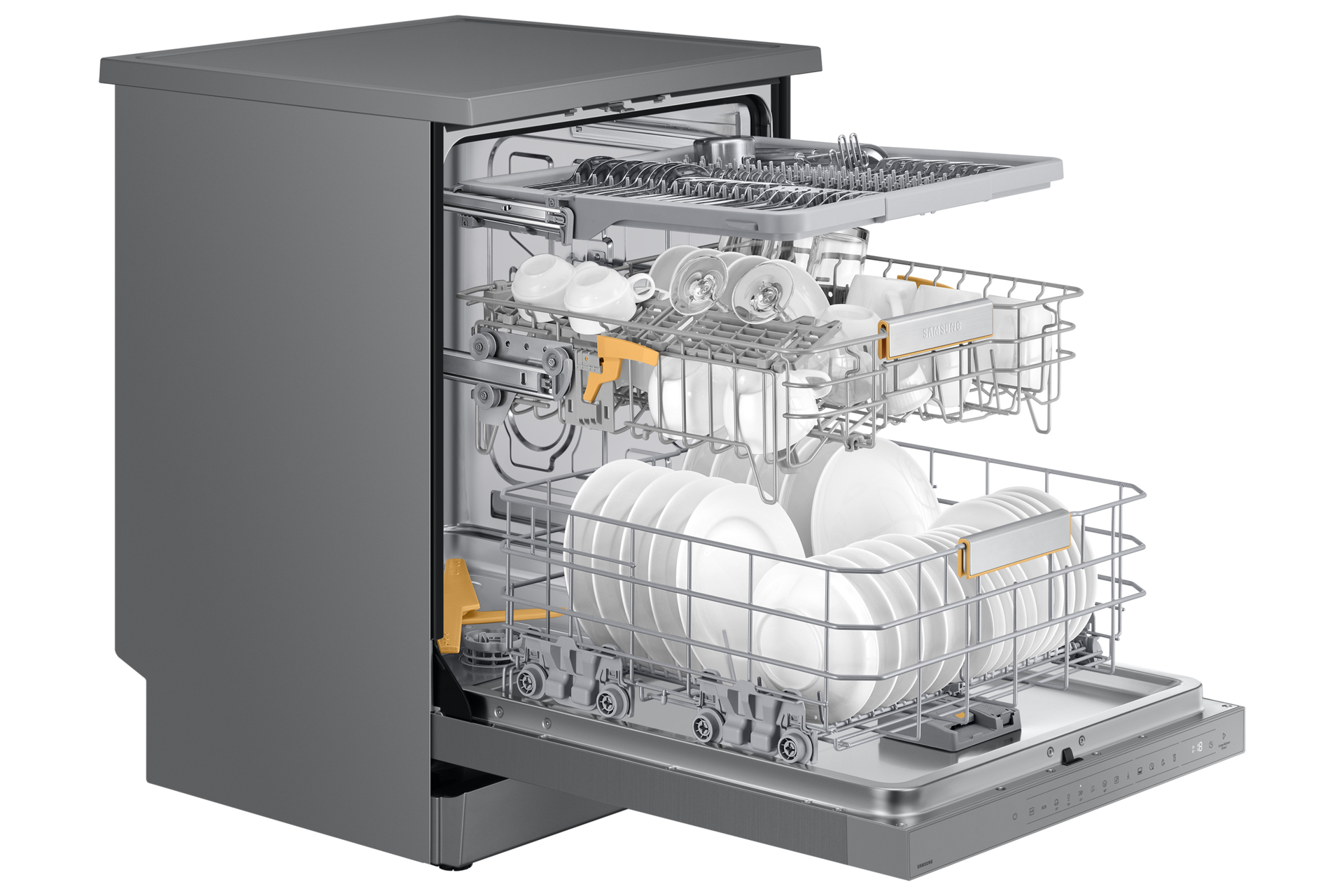Zmywarka jest otwarta, widać w niej naczynia. Kosze są załadowane talerzami, kubkami i sztućcami.
