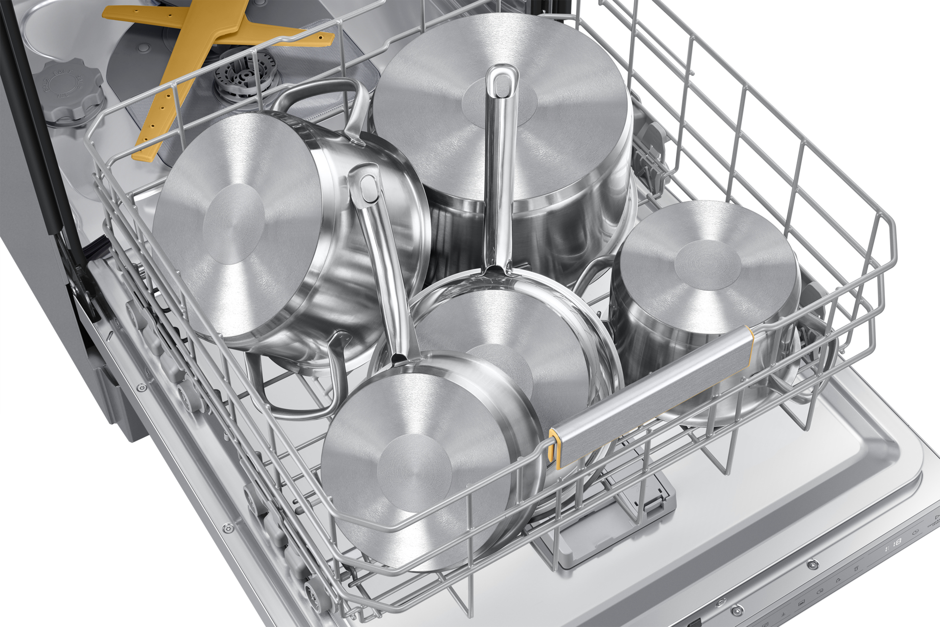 Wnętrze zmywarki ze stalowymi garnkami i patelniami w metalowym koszu.