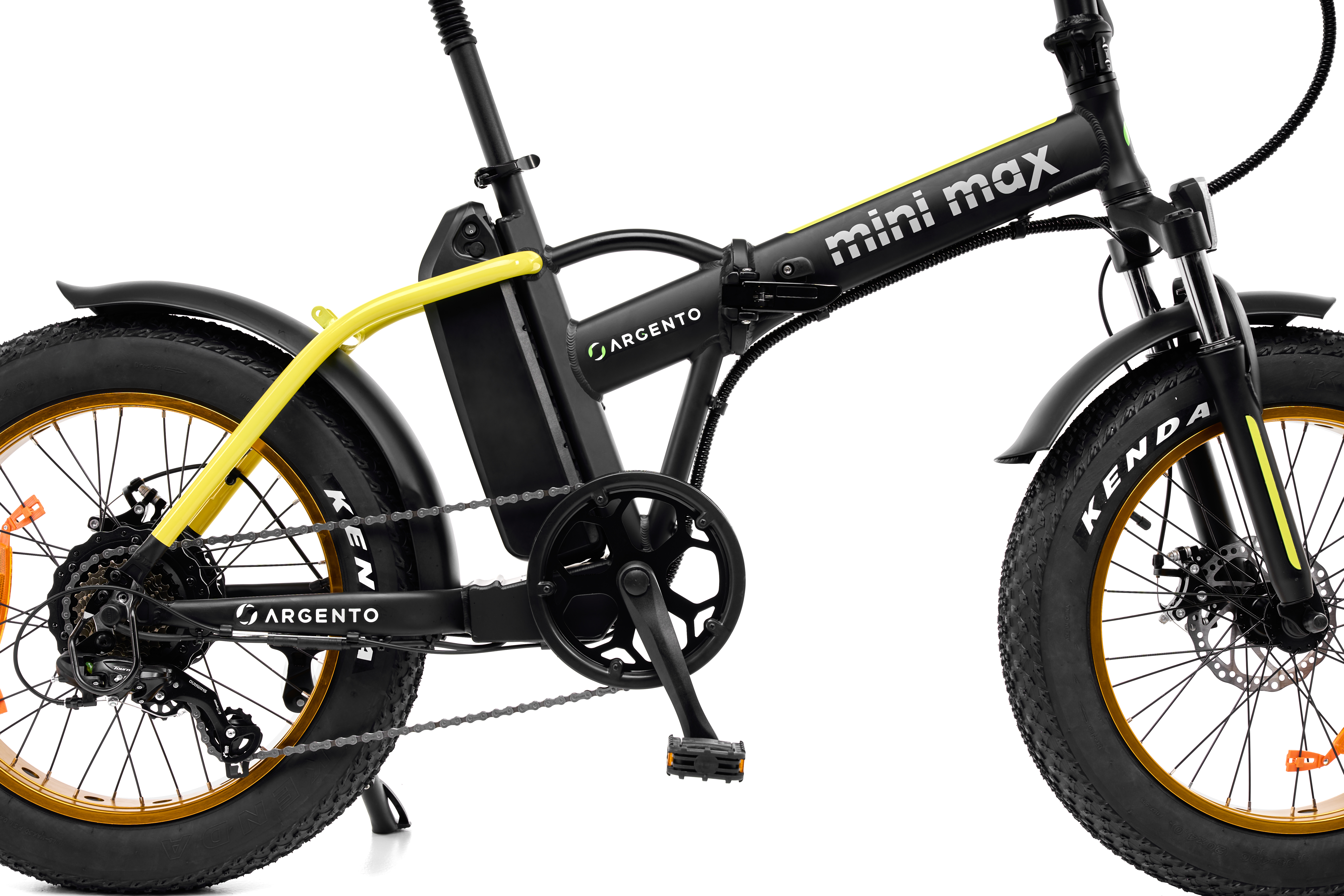 Primo piano di una e-bike Argento mini-max nera e gialla.