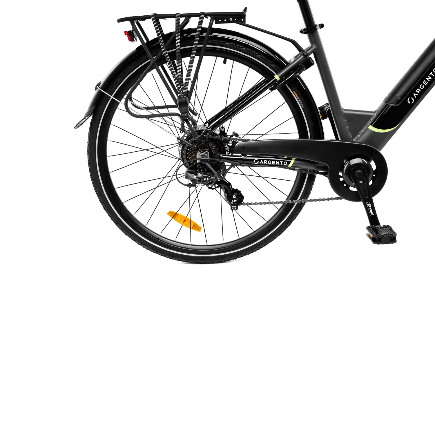 Zbliżenie tylnego koła czarno-szarego roweru elektrycznego ARGENTO na białym tle.