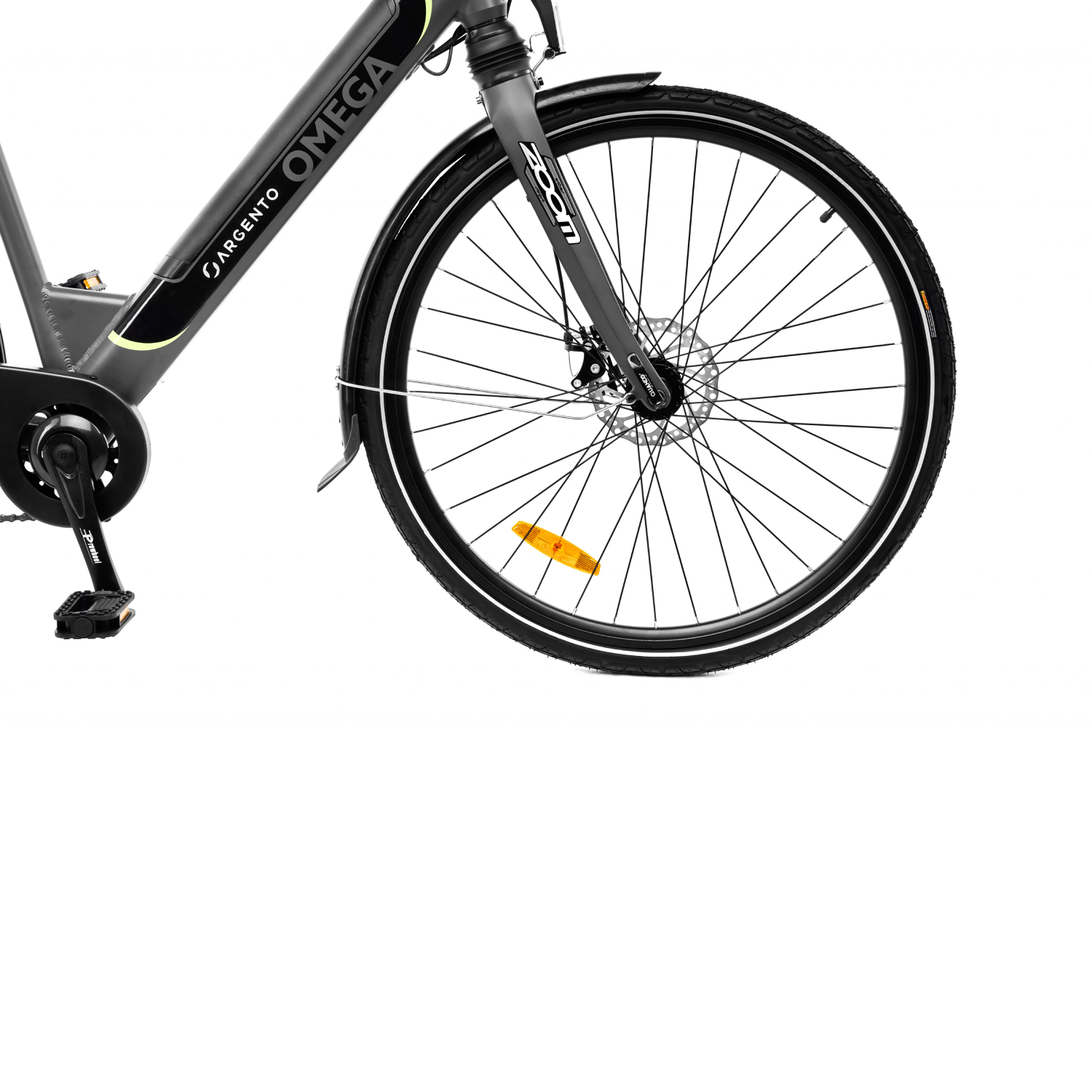 Przednie koło szarego roweru z nazwą "ARGENTO OMEGA" na ramie. Koło jest czarne.