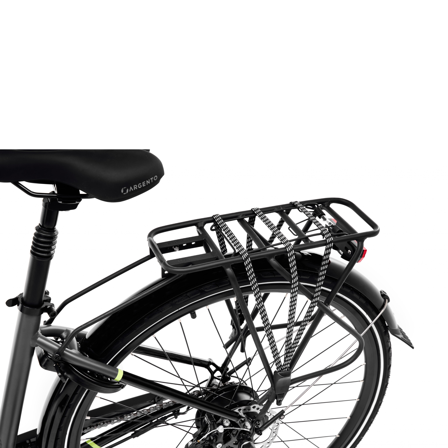 Czarny rower z bagażnikiem, widoczne tylne koło. Czarne siodełko i błotnik. Białe tło.