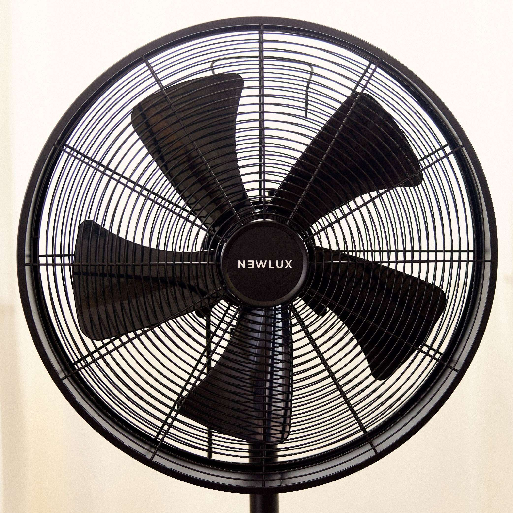 Ventilador eléctrico negro con cuatro aspas y jaula de seguridad, sobre fondo blanco.