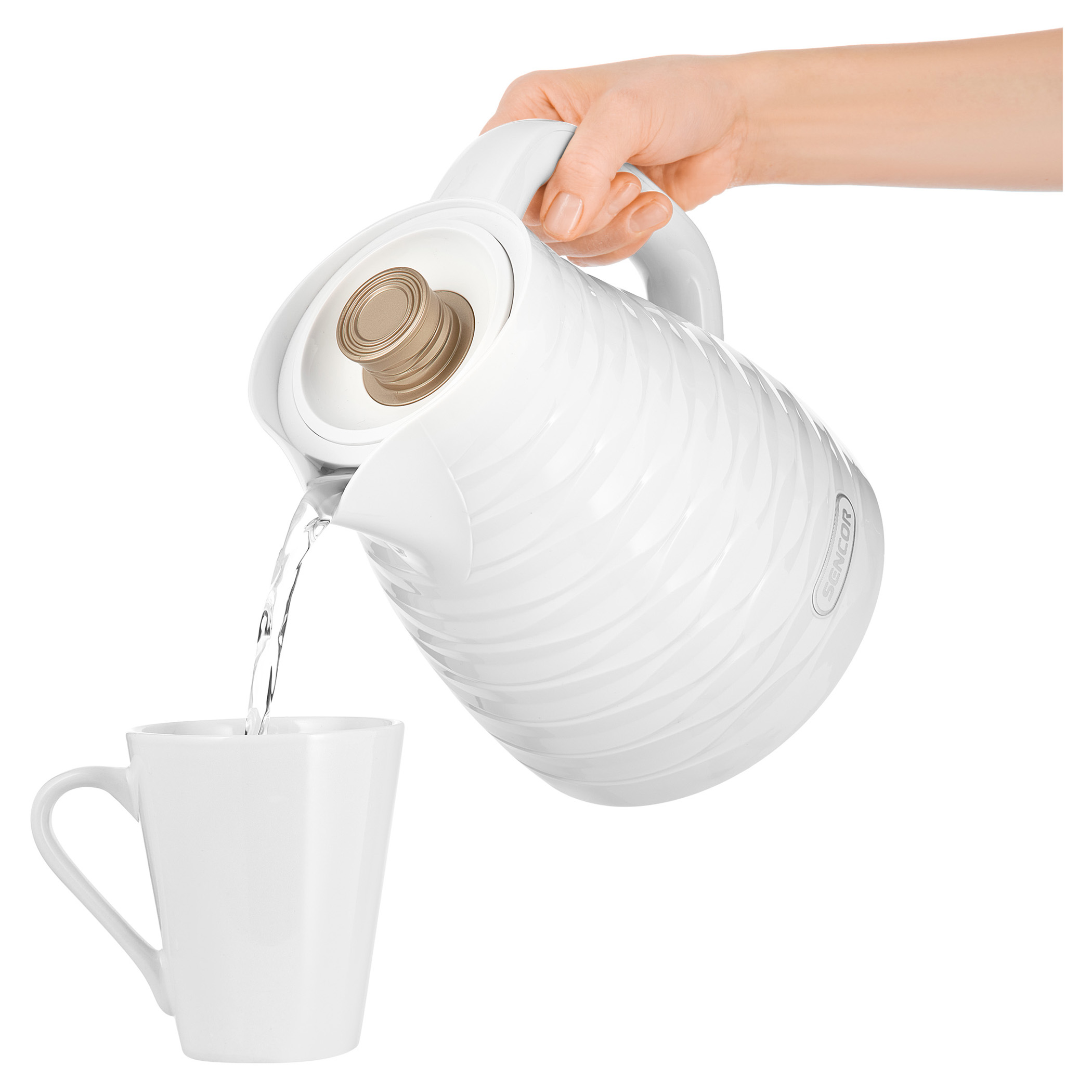 Un bollitore bianco versa acqua in una tazza bianca.
