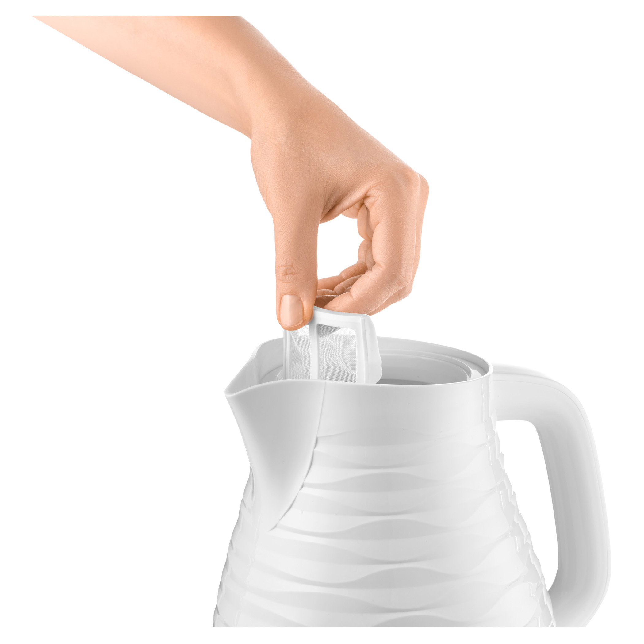 Una mano solleva un filtro bianco dalla parte superiore di un bollitore elettrico bianco.