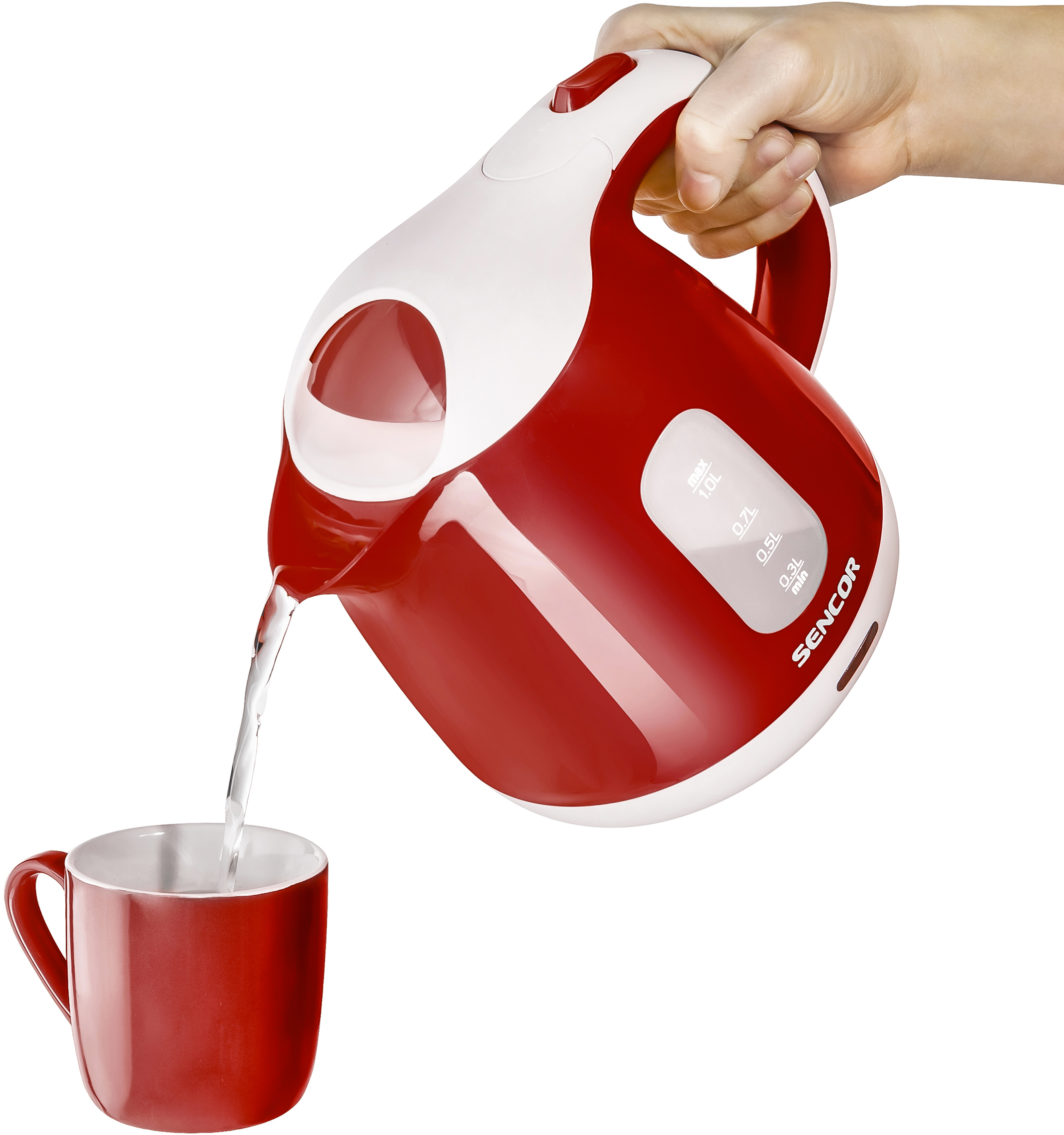 Czerwono-biały czajnik elektryczny nalewa wodę do czerwonego kubka.