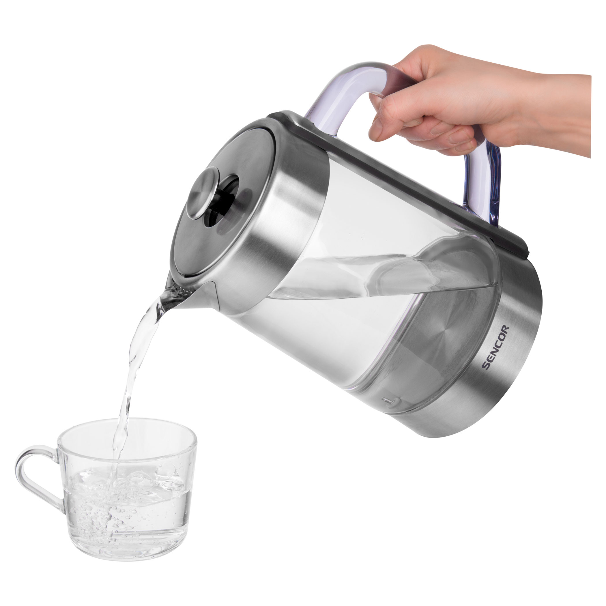 Una mano versa acqua da un bollitore elettrico trasparente in una tazza di vetro trasparente.