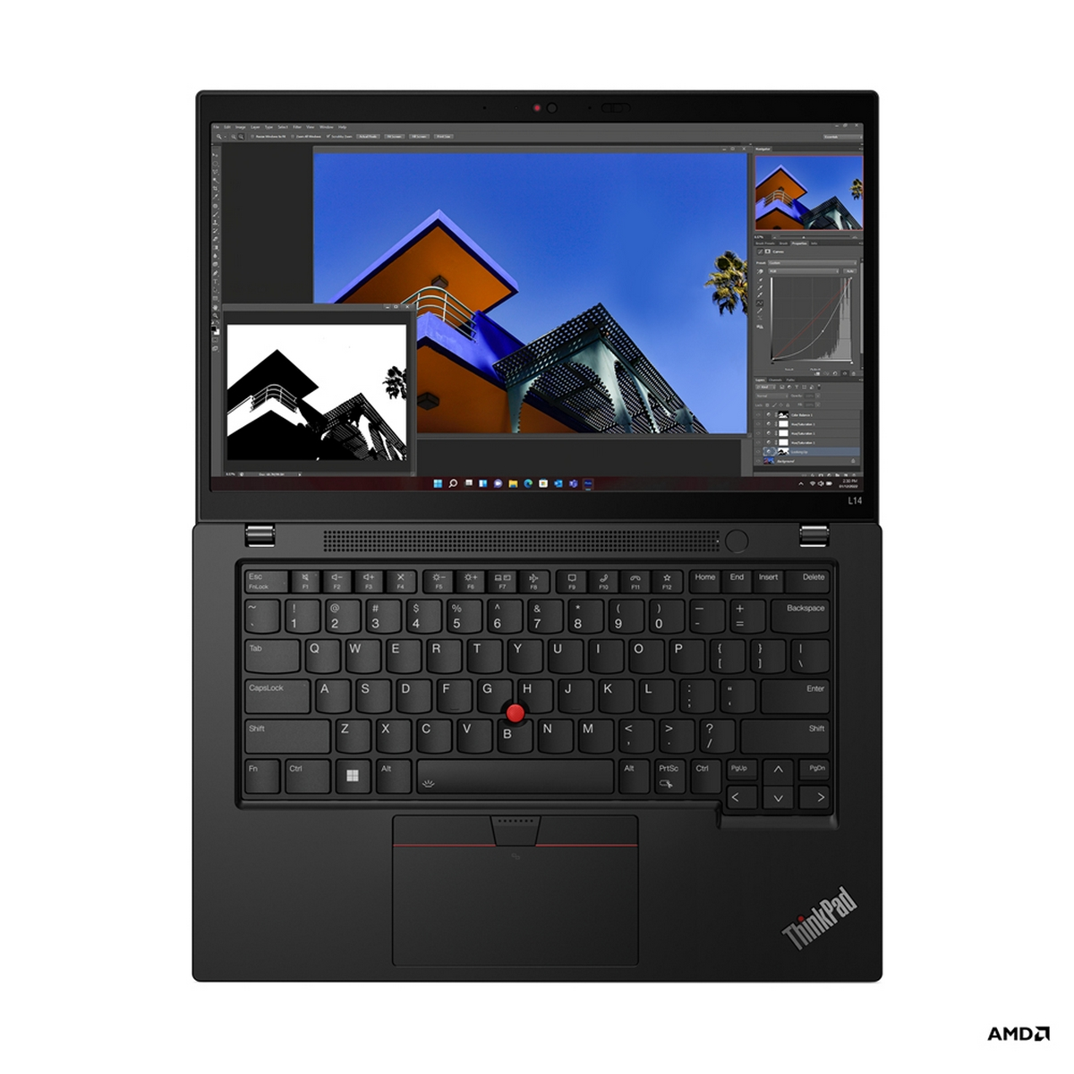 Un laptop nero con tastiera, aperto e che mostra un'interfaccia software di progettazione.