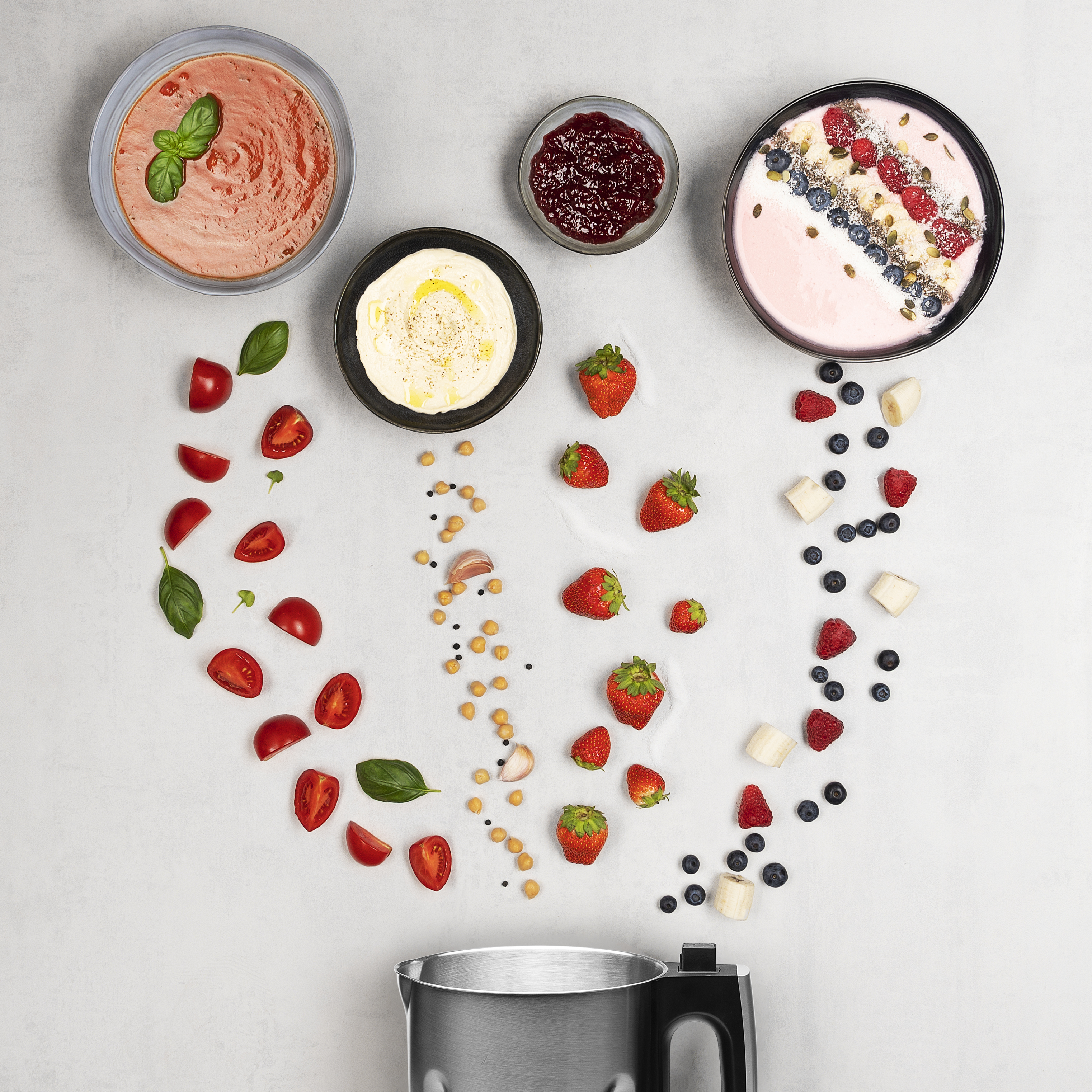 Vista dall'alto degli ingredienti. Zuppe, creme, marmellate. Frutta, pomodori, aglio.