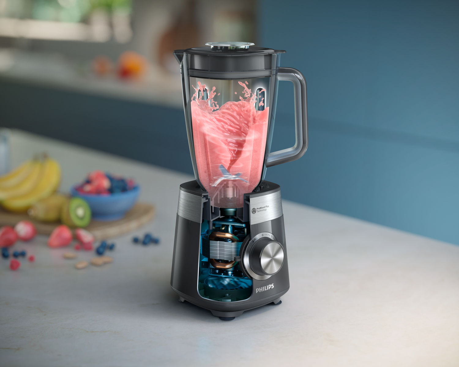 Blender w przekroju, z różową mieszanką, na białym blacie.