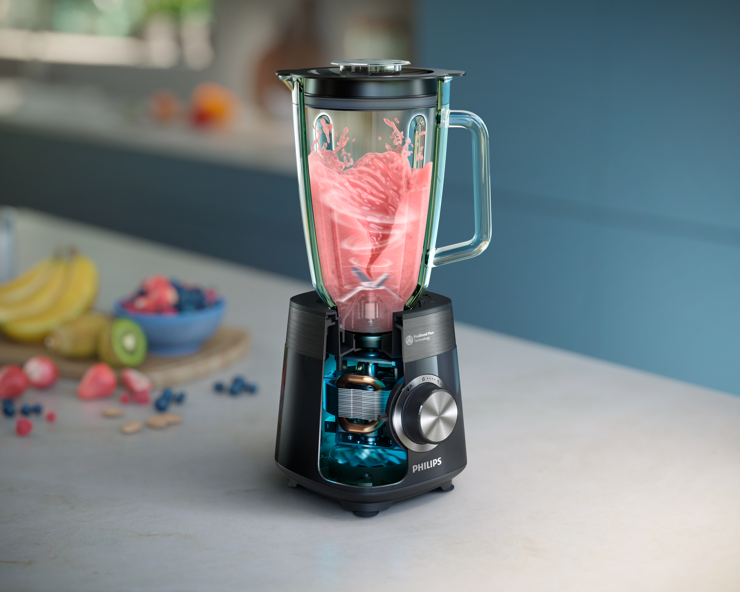 İç mekanizmayı gösteren, pembe sıvı içeren ortadan ikiye kesilmiş bir blender.