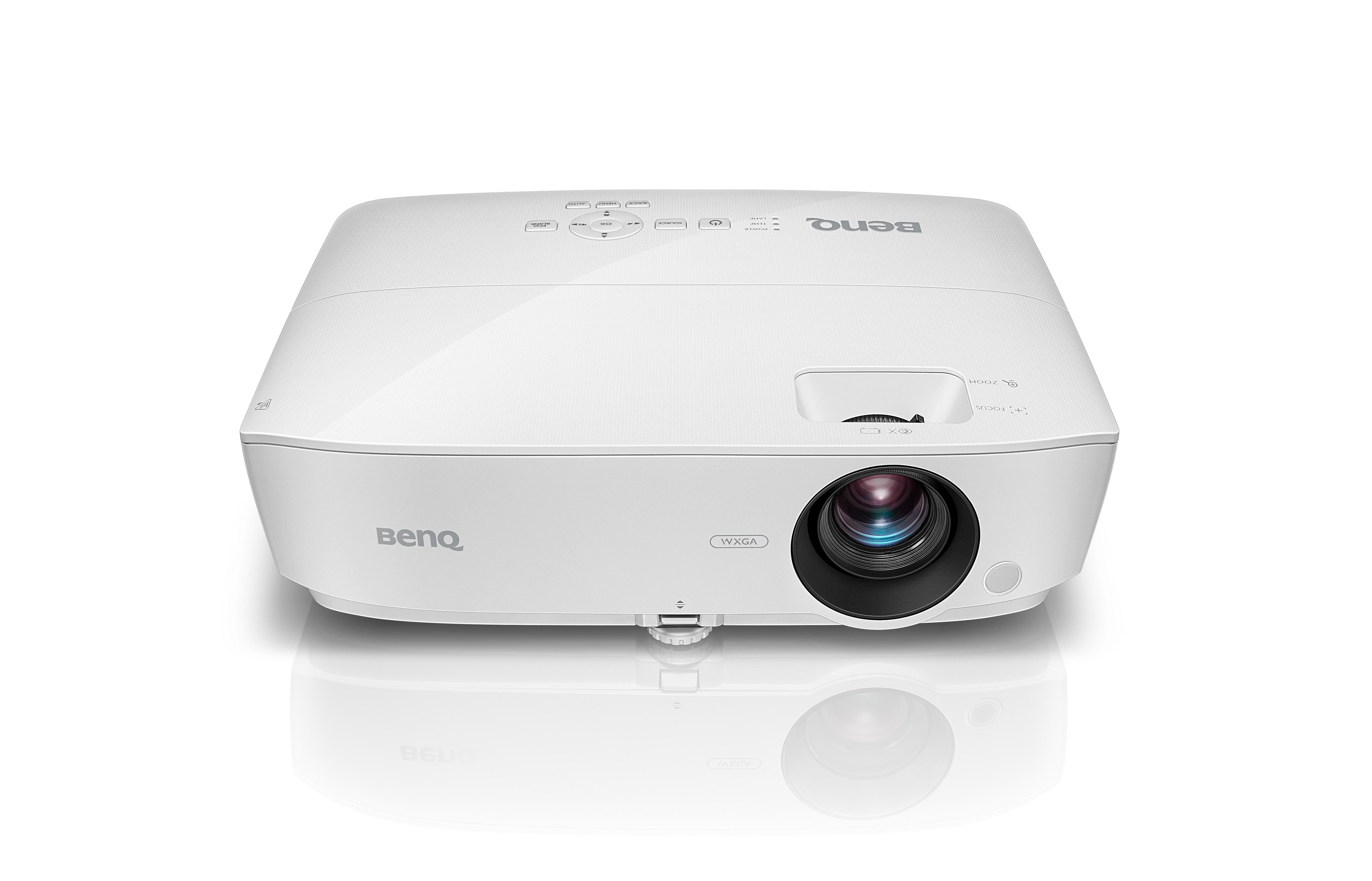 Proyector BenQ blanco frontal, con lente y botones, sobre superficie reflectante blanca.