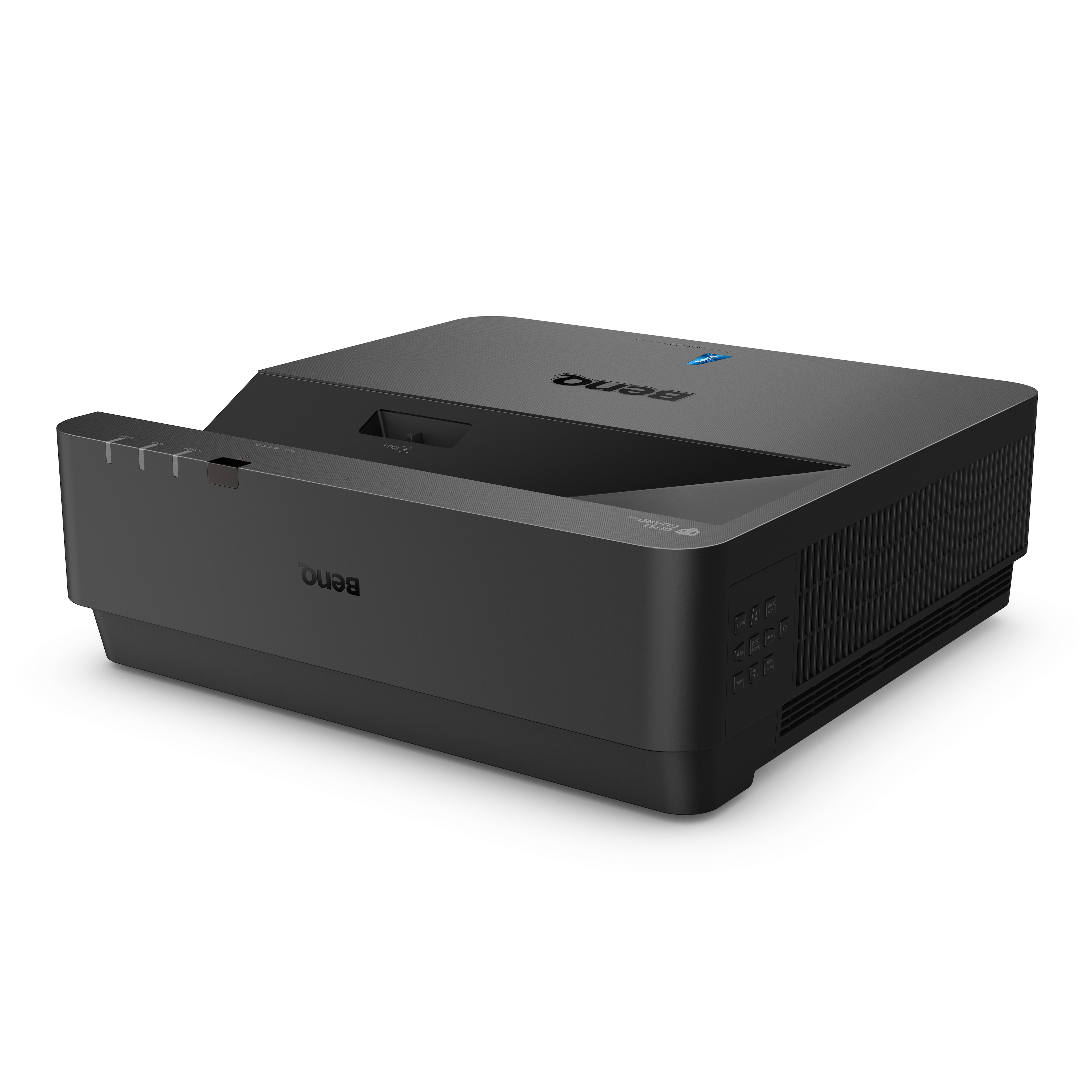 Proiettore BenQ nero, vista angolata, mostra il marchio. Sfondo bianco.