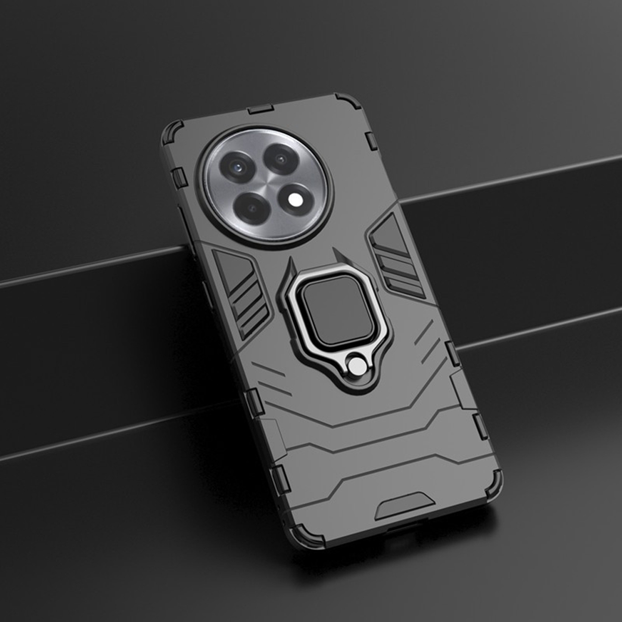 Une coque de téléphone gris foncé avec un support de bague et une bosse de caméra sur une surface sombre.