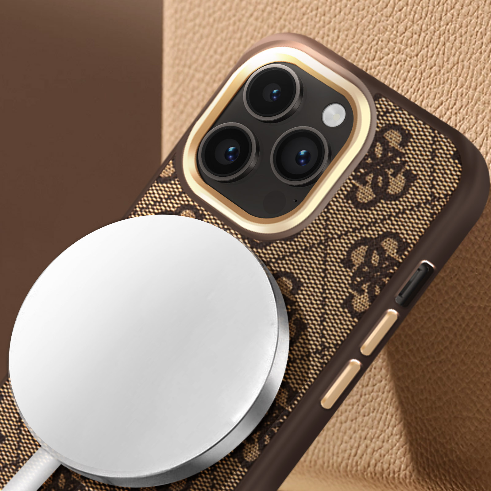 Close-up van een telefoon in een designhoesje met een MagSafe-oplader en bruine achtergrond.