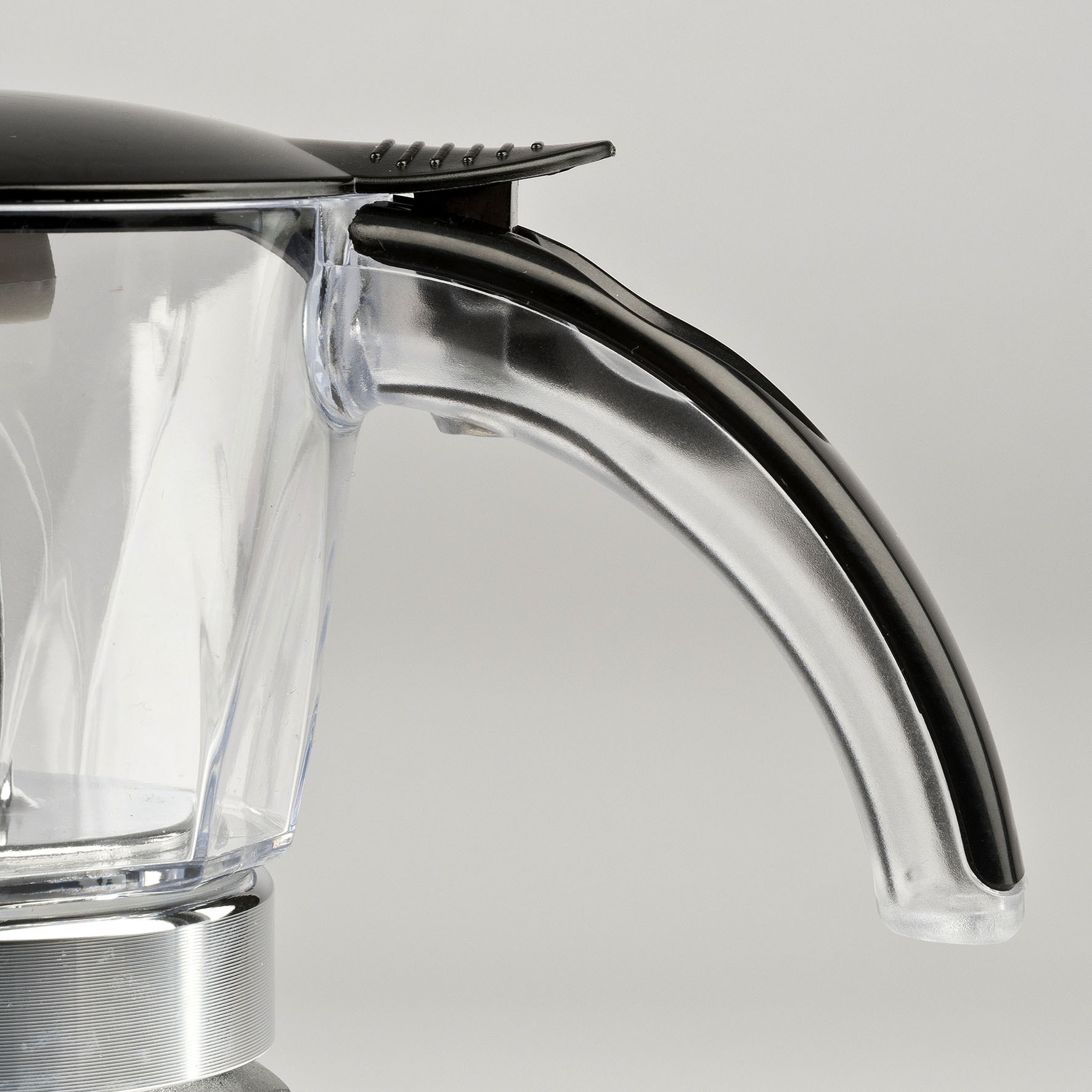 Zbliżenie uchwytu blendera i przezroczystego plastikowego dzbanka.