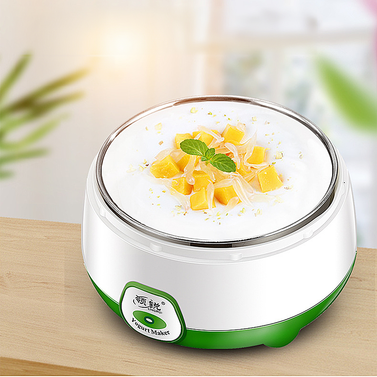 Yogurtiera con yogurt, mango e menta. Bianco e verde. Sfondo sfocato.